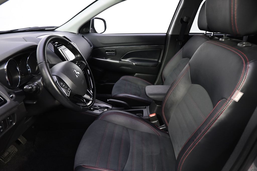 Used 2025  Mitsubishi 2.0 SE image 13