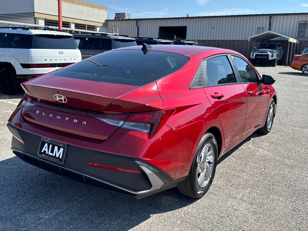 2025 Hyundai Elantra SE photo 3