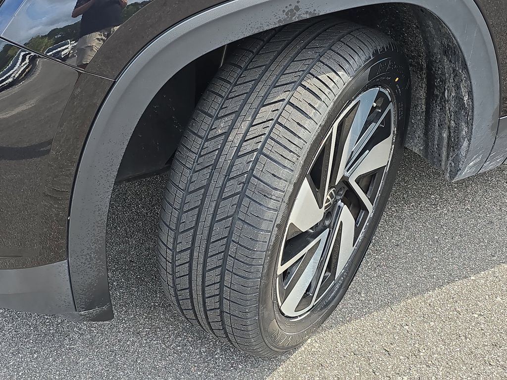 2024 Deep Black Pearl Volkswagen Atlas 2.0T SE w/Technology FWD SUV