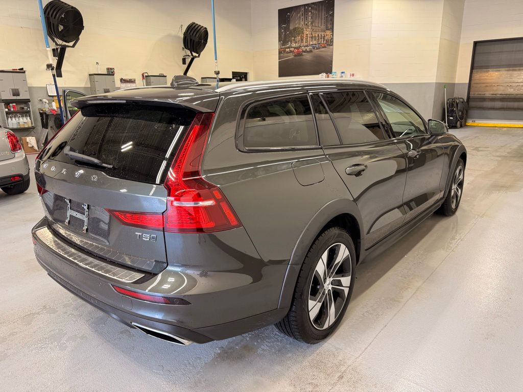 Thumbnail: 2022 Volvo S60 - 6