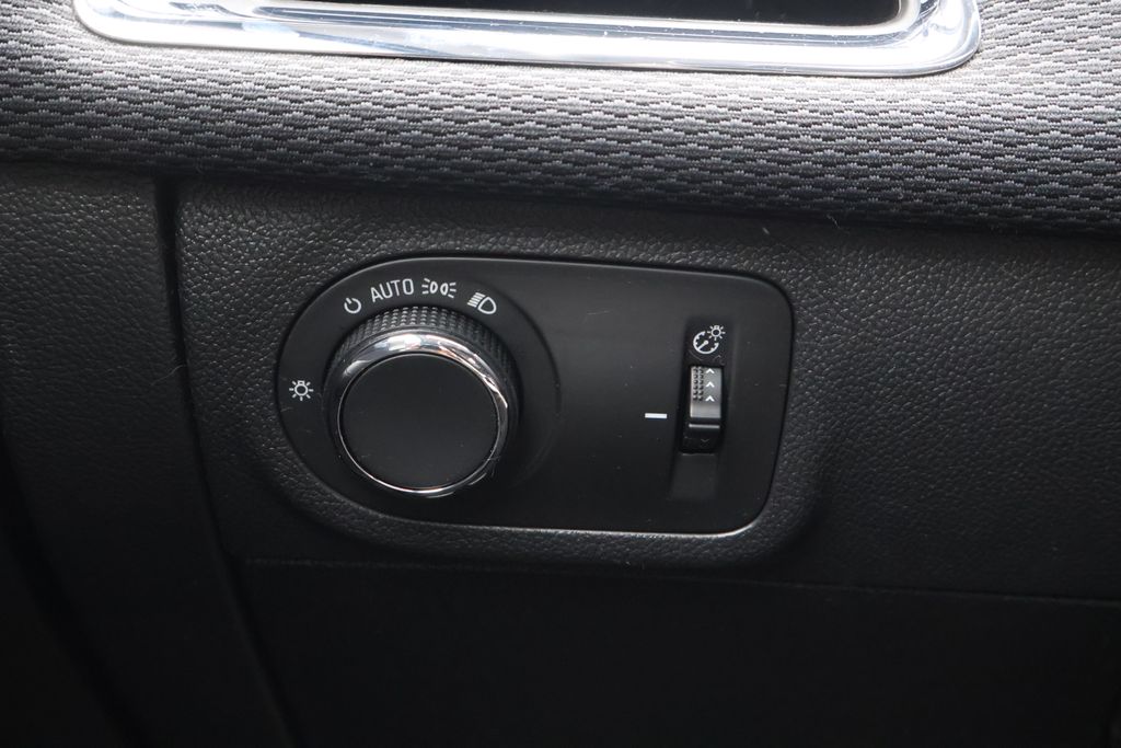 Thumbnail: 2017 Chevrolet Cruze - 32