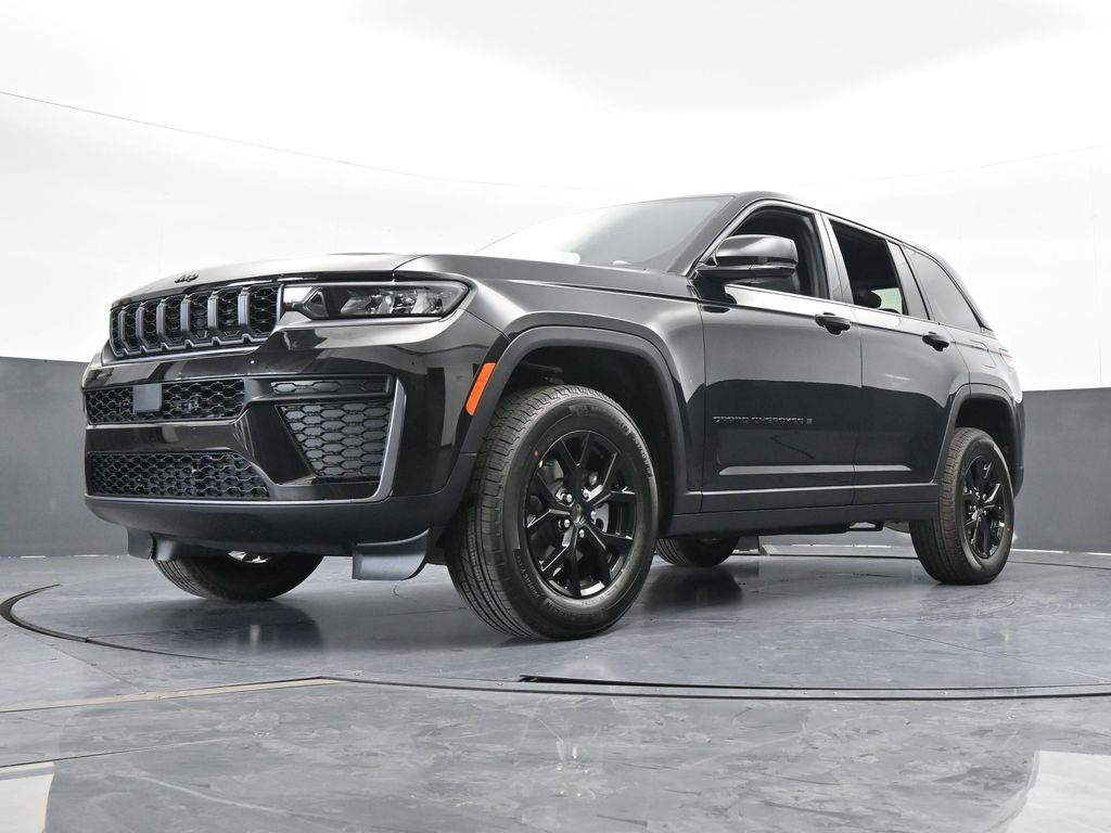 New 2026 Diamond Black Crystal Pearlcoat Jeep Laredo image 49