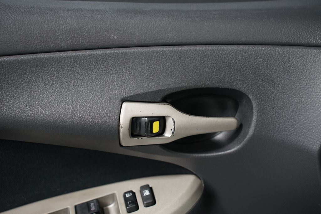 2012 Toyota Corolla LE 26