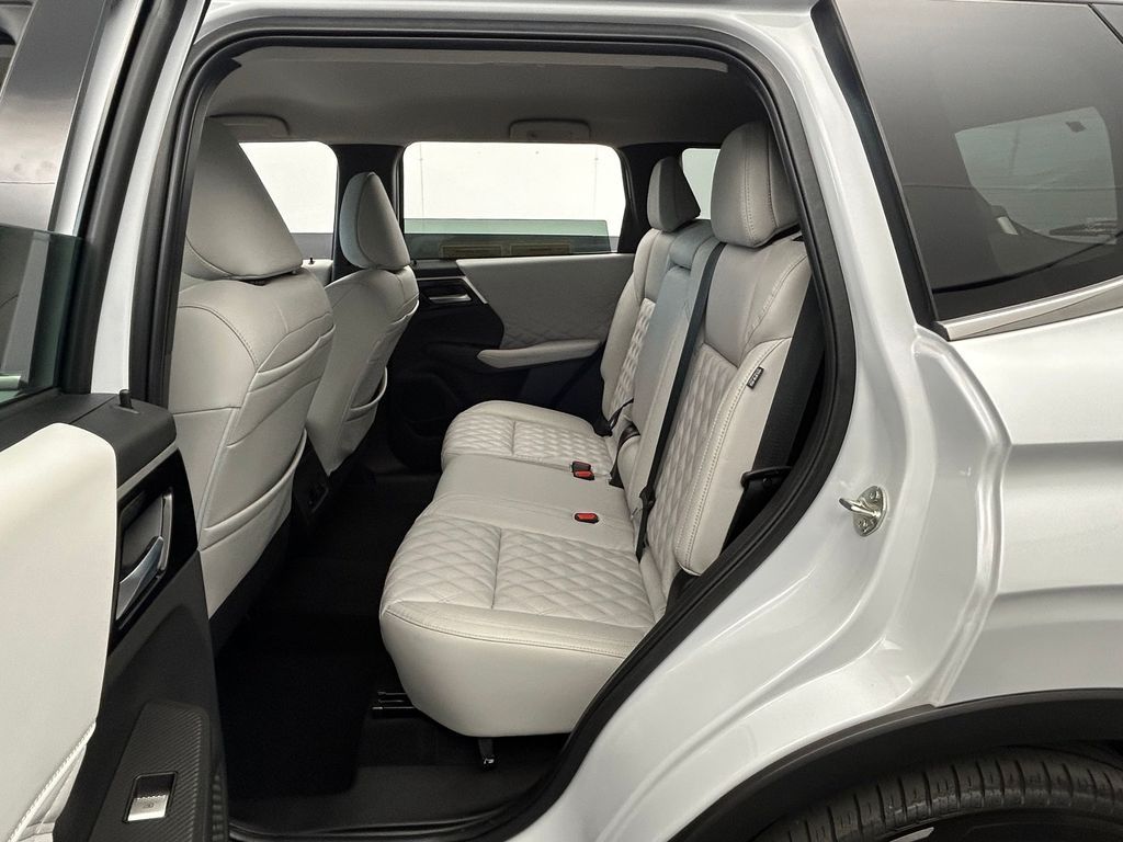 Used 2022 White Diamond Mitsubishi SEL image 28
