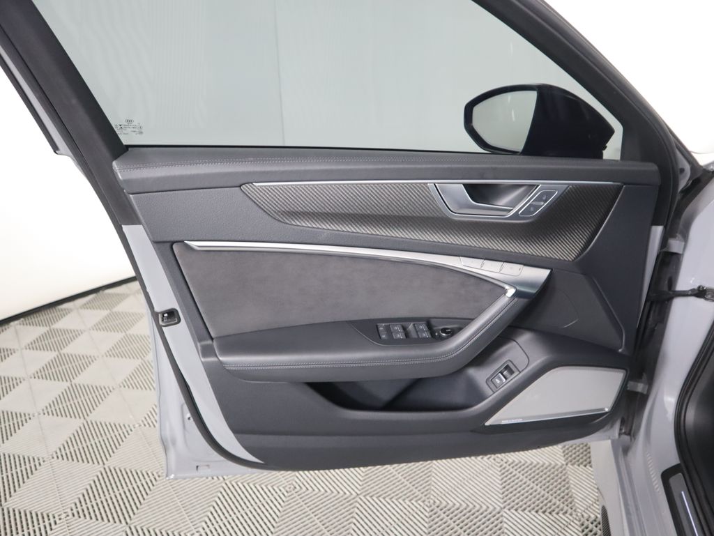 Thumbnail: 2022 Audi RS 6 - 25