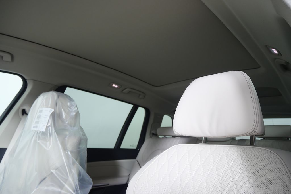 Thumbnail: 2026 BMW X7 - 11