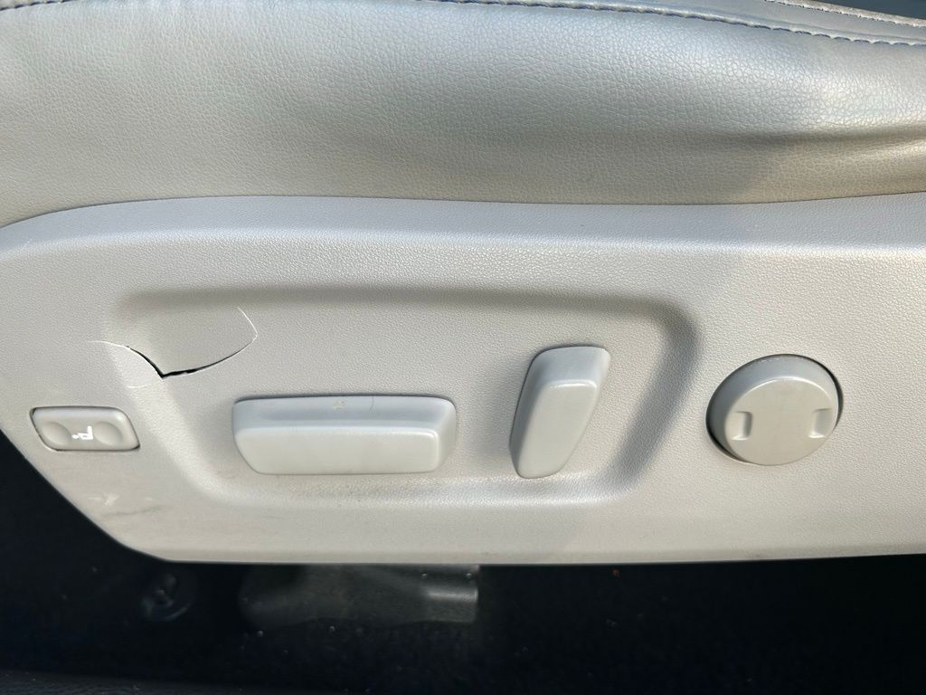 2017 Toyota Highlander SE 23
