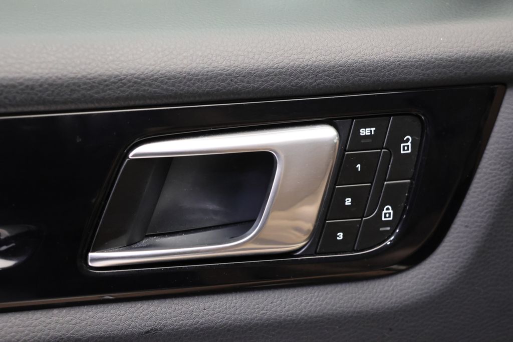 Thumbnail: 2023 Porsche Cayenne - 30