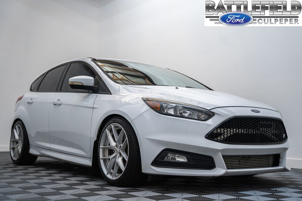 Oxford White 2017 Ford Focus Hatchback Front-Wheel Drive 6-Speed Manual