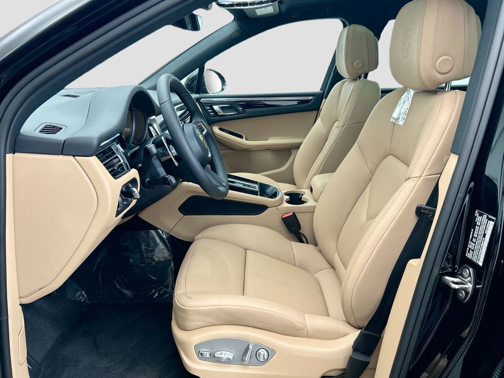 Thumbnail: 2026 Porsche Macan - 5