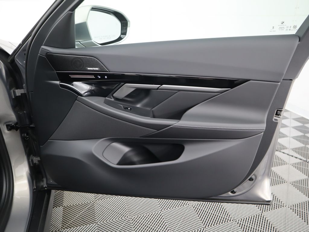 Thumbnail: 2025 BMW 5 Series - 26