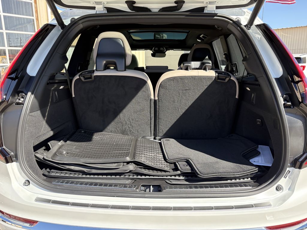 New 2026 Crystal White Volvo B6 Plus 7-Seater image 29