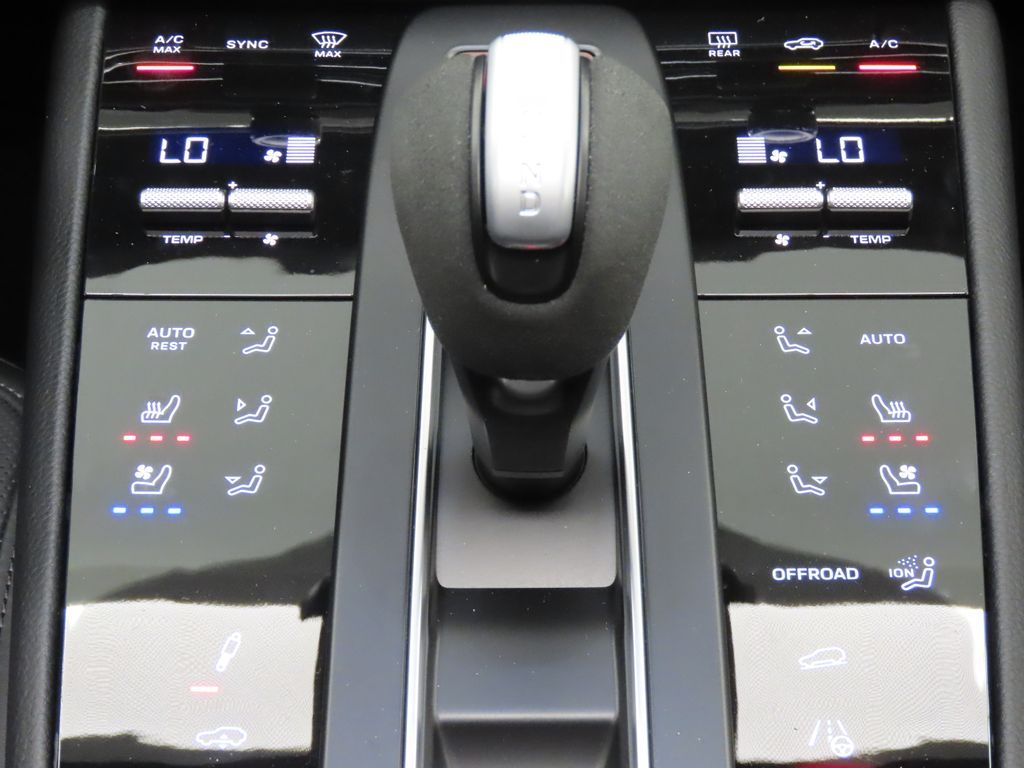 Thumbnail: 2026 Porsche Macan - 29