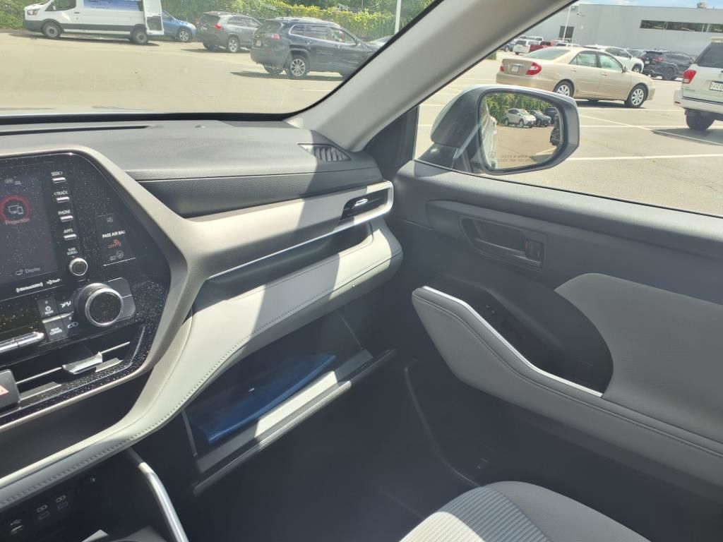 2022 Toyota Highlander LE photo 21