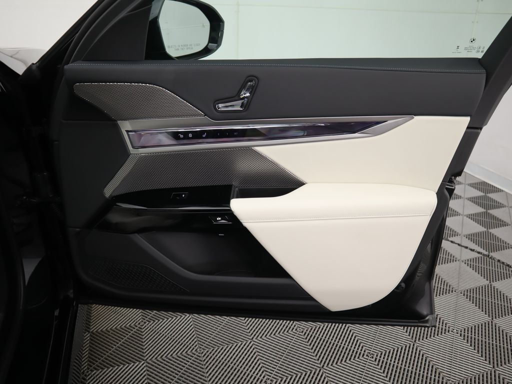 Thumbnail: 2025 BMW 7 Series - 26