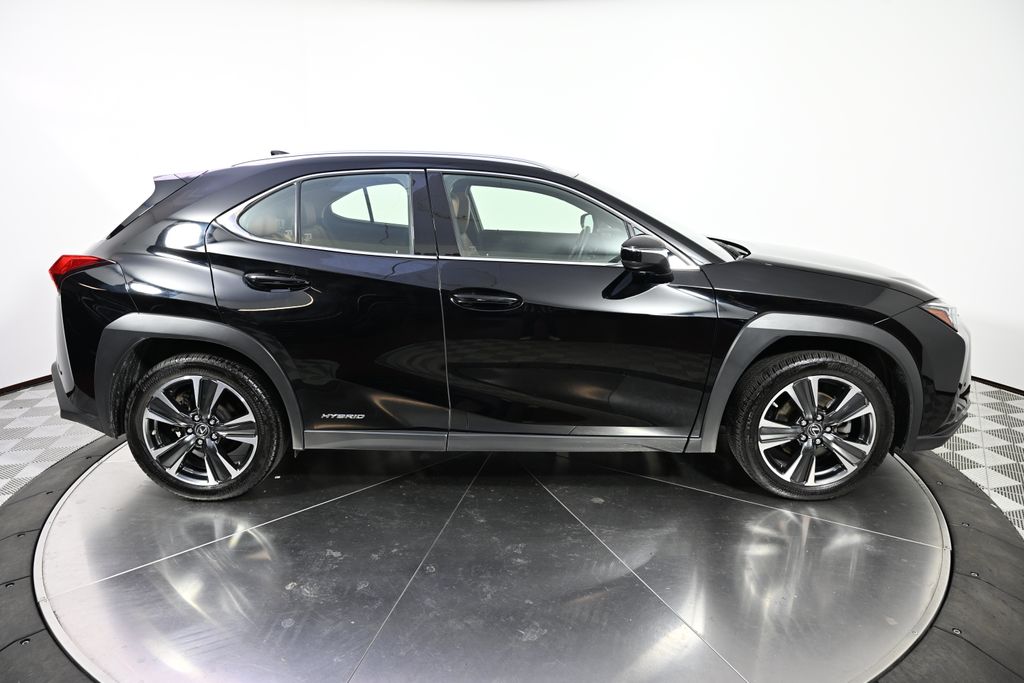 Thumbnail: 2021 Lexus UX - 8