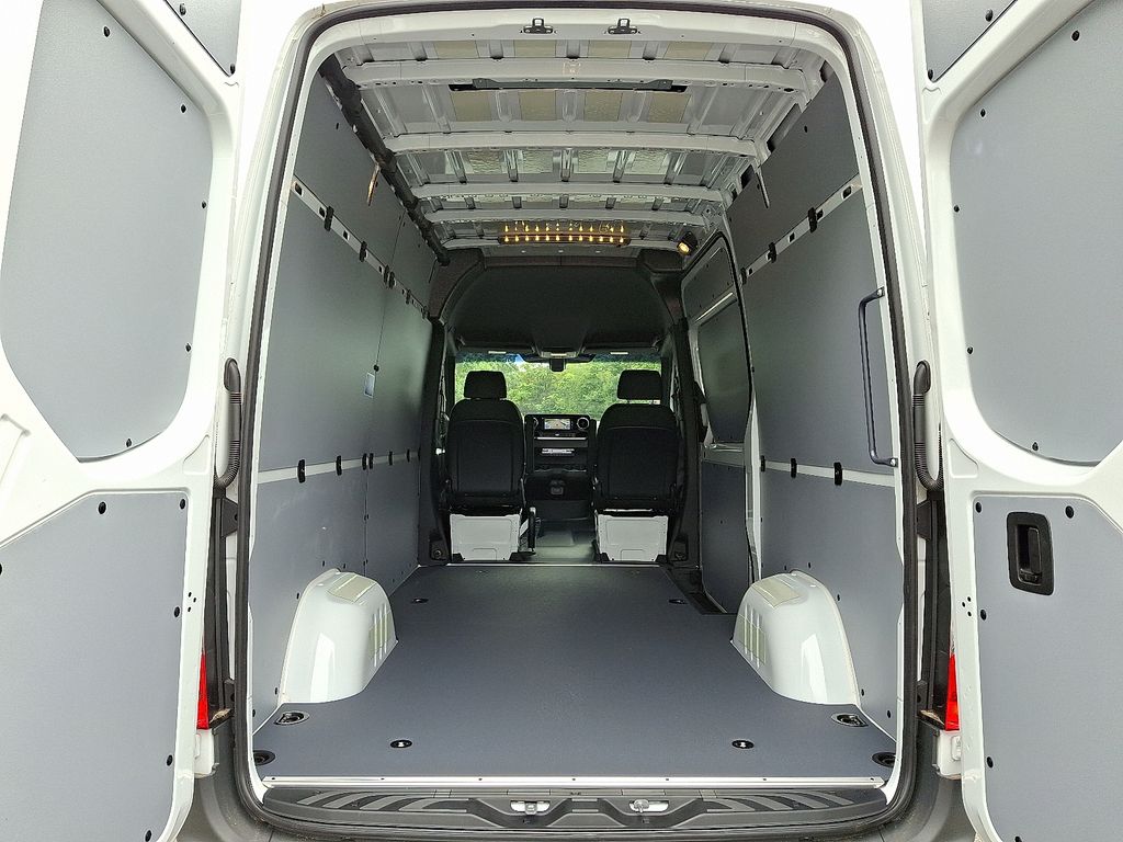 Thumbnail: 2025 Mercedes-Benz Sprinter - 17