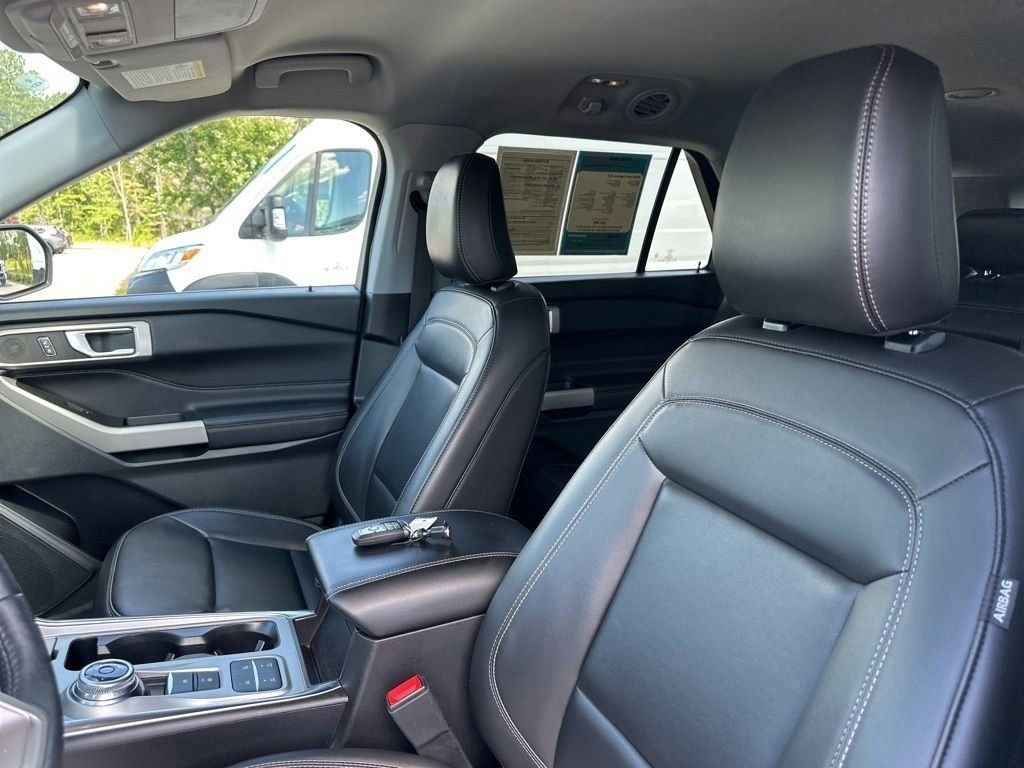 2024 Silver Metallic Ford Explorer XLT RWD SUV