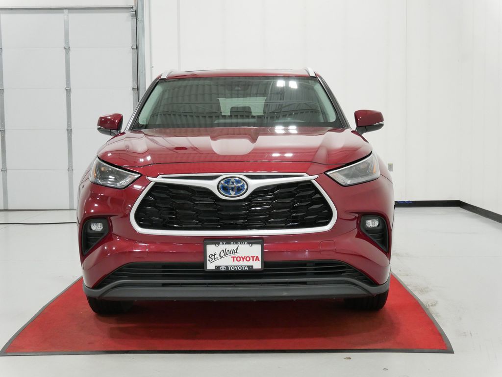 Used 2022 Toyota Highlander XLE with VIN 5TDGBRCH7NS548046 for sale in Waite Park, Minnesota