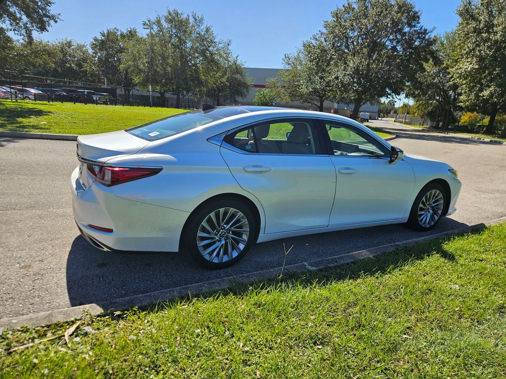 Thumbnail: 2019 Lexus ES - 5