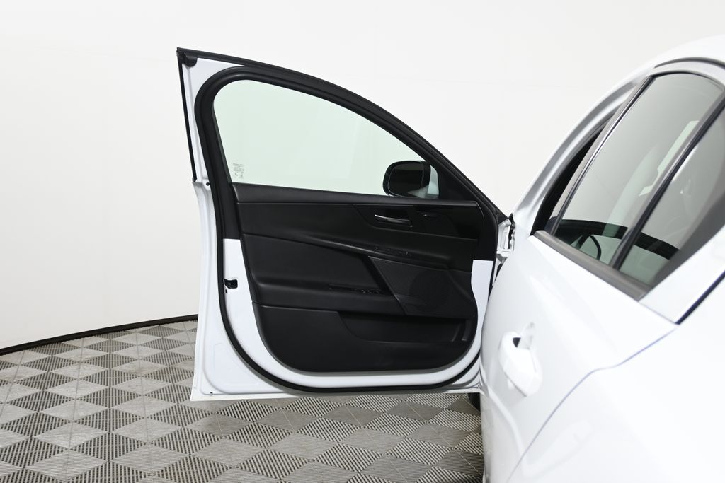 Thumbnail: 2018 Jaguar XE - 29