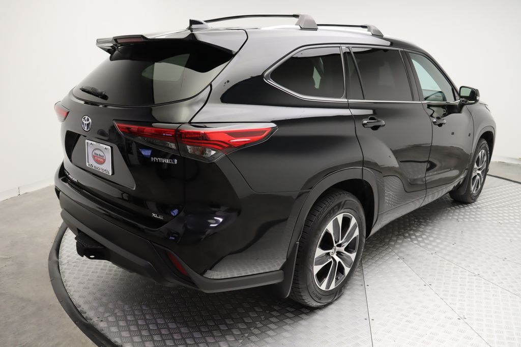 Thumbnail: 2022 Toyota Highlander - 8