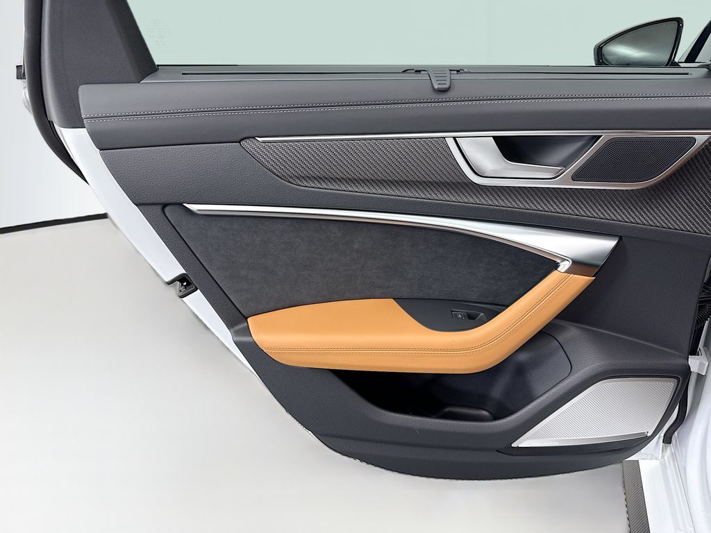 Thumbnail: 2025 Audi RS 6 - 27