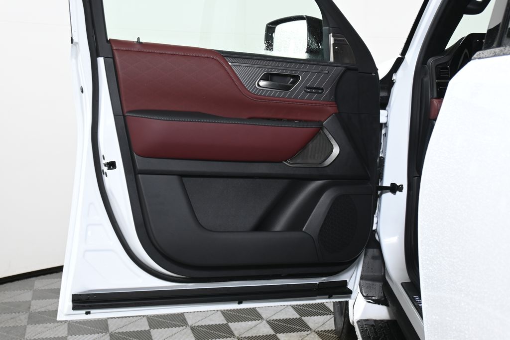 Thumbnail: 2026 INFINITI QX80 - 23