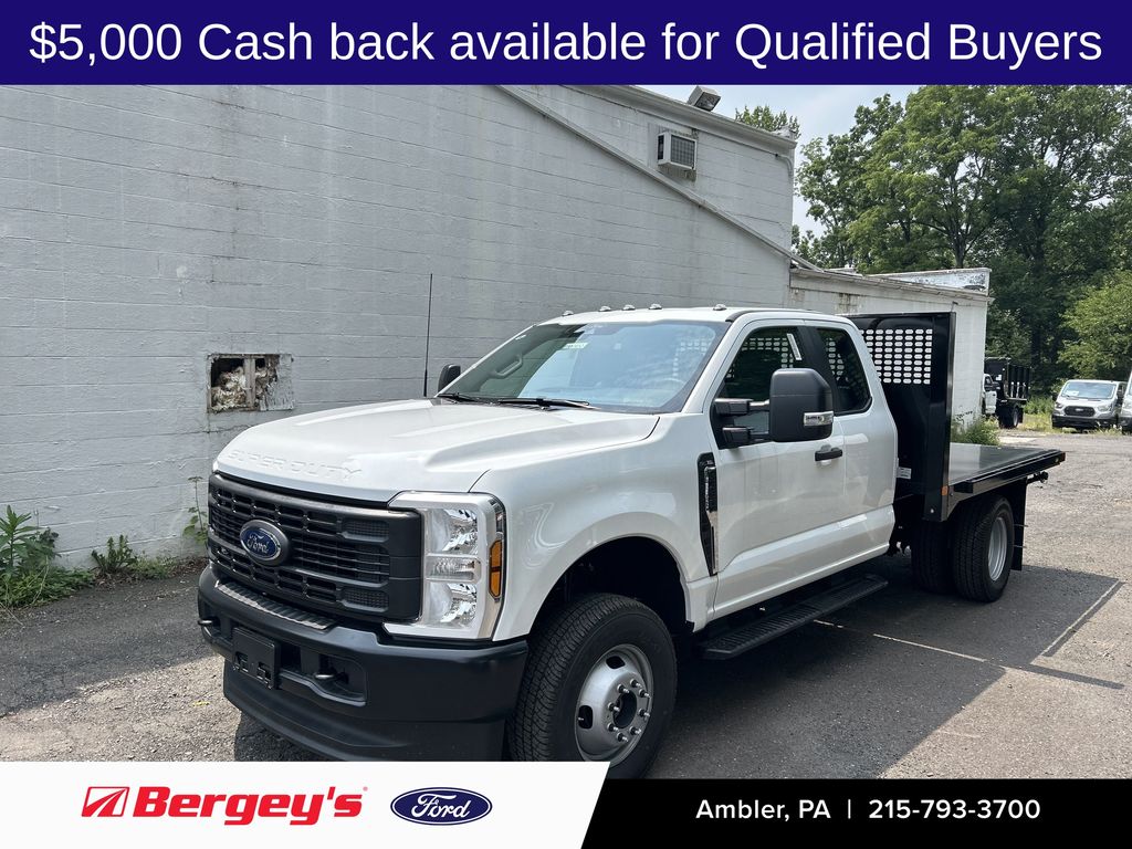 Oxford White 2025 Ford F-350 Super Duty Chassis XL SuperCab DRW 4WD Pickup Truck Four-Wheel Drive Automatic