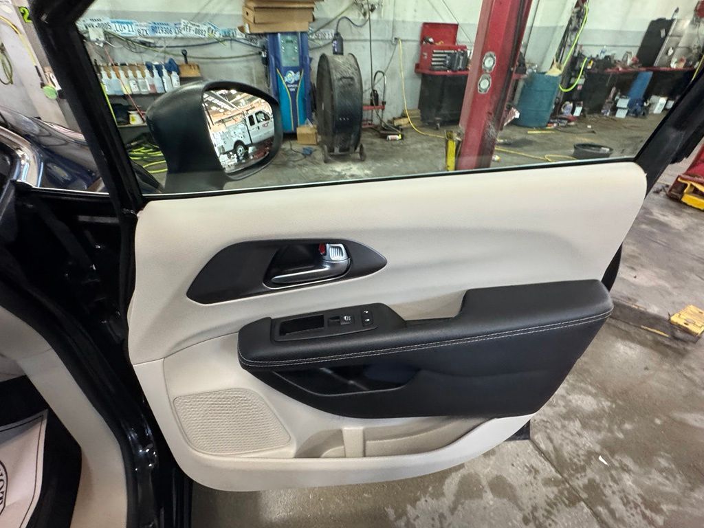Used 2023 Chrysler Pacifica Van