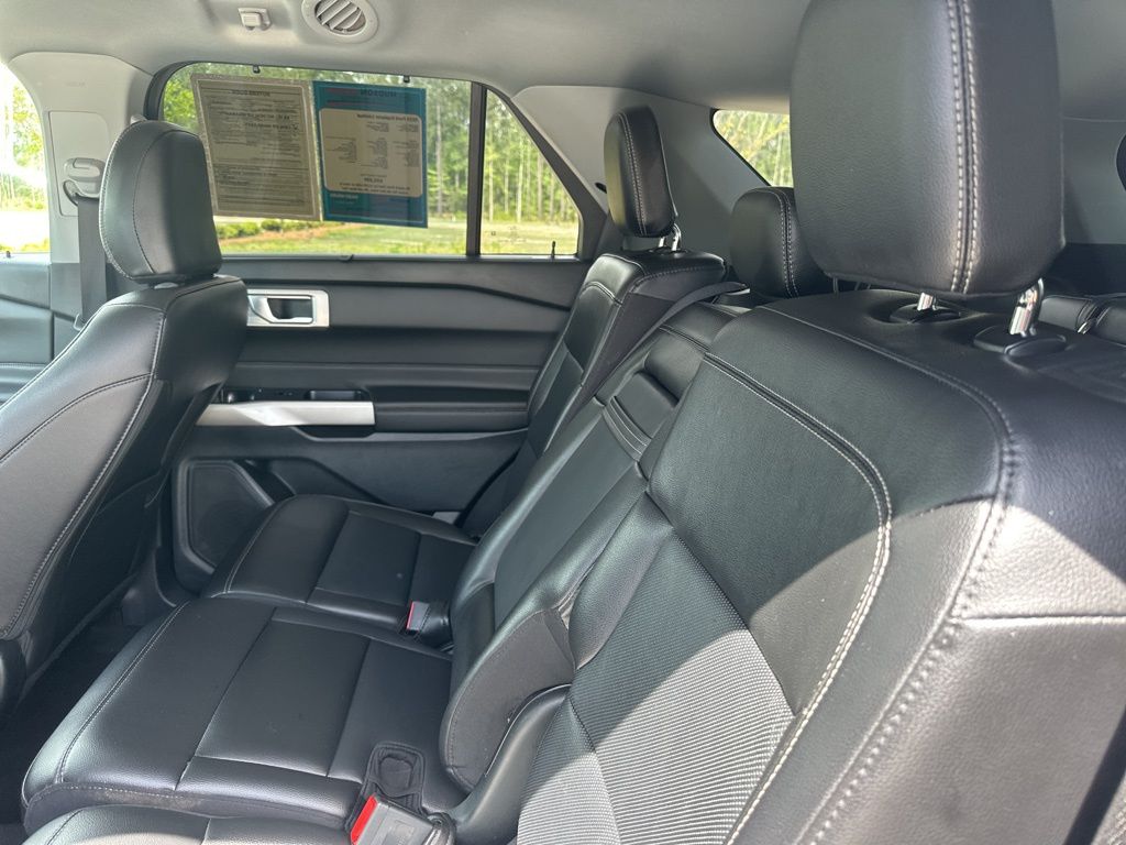 2023 Iconic Silver Metallic Ford Explorer Limited RWD SUV