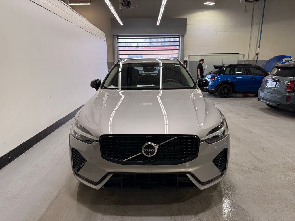 Thumbnail: 2025 Volvo XC60 - 8