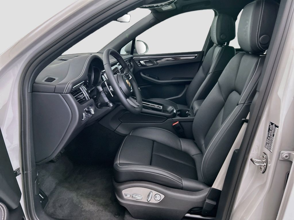 Thumbnail: 2026 Porsche Macan - 5