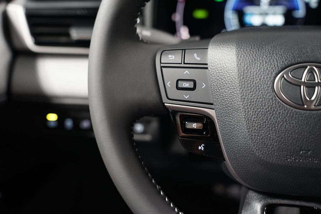2025 Toyota Camry SE 14