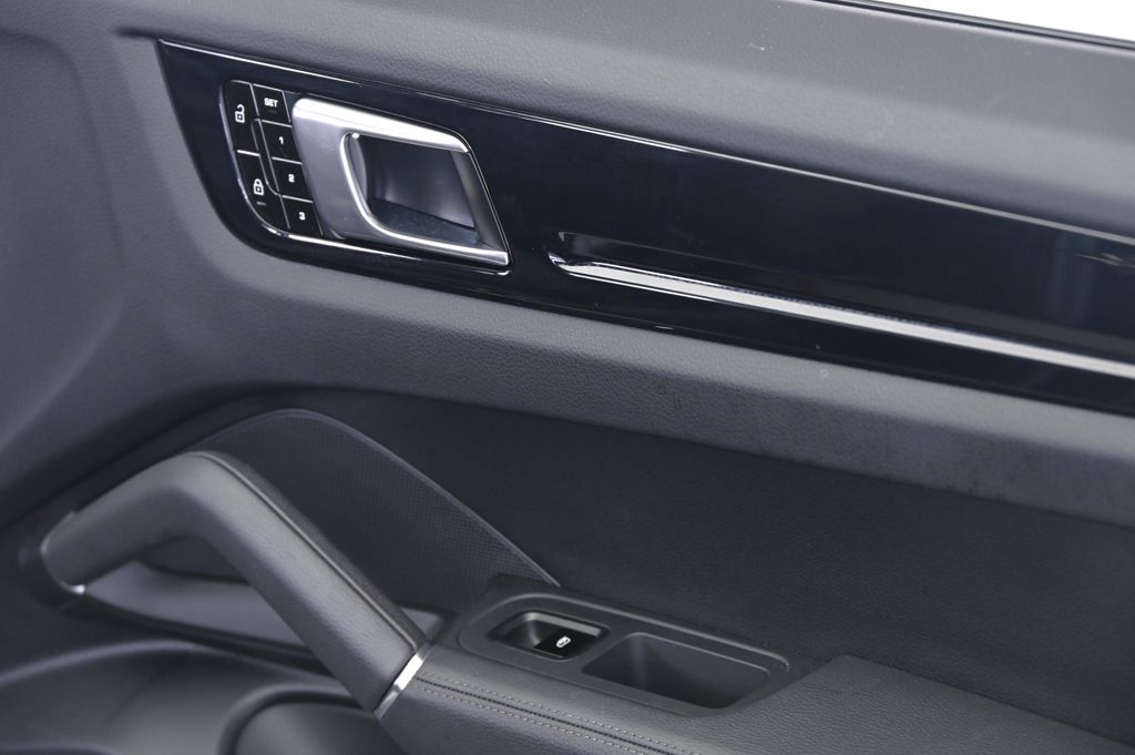 Thumbnail: 2019 Porsche Cayenne - 25