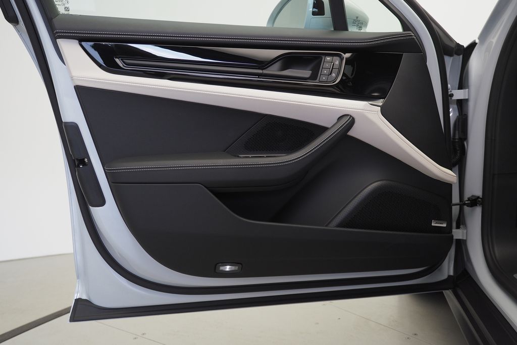 Thumbnail: 2026 Porsche Panamera - 10