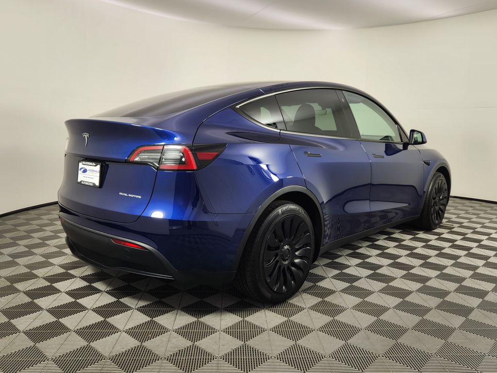 View vehicle photo 5