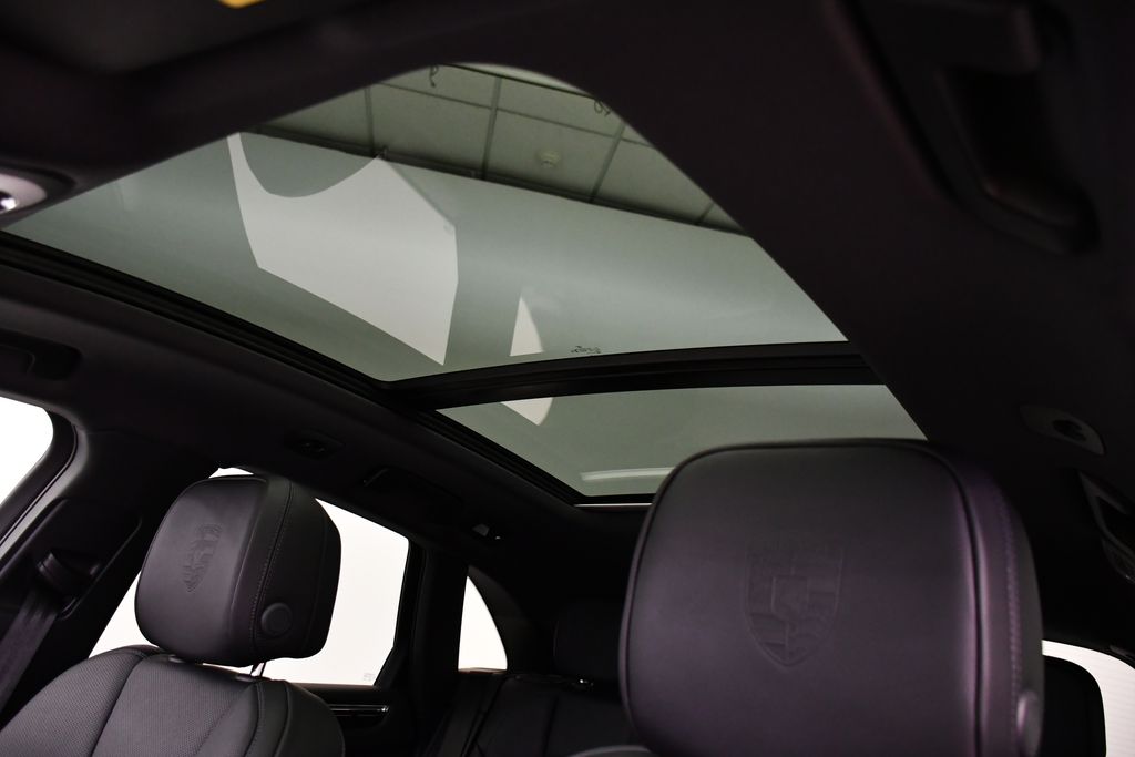 Thumbnail: 2026 Porsche Macan - 20