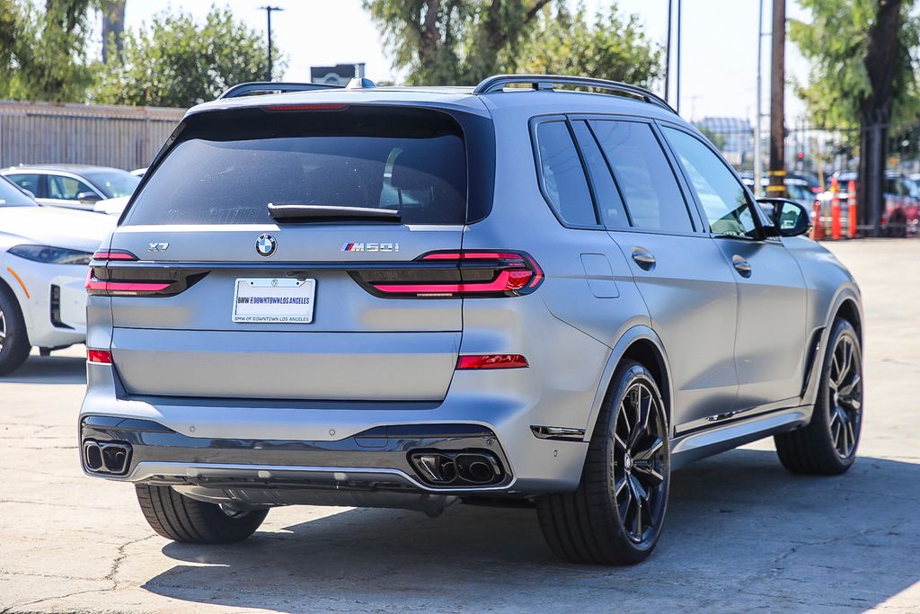 2025 BMW X7 M60i 8