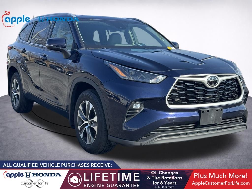 Blue 2022 Toyota Highlander XLE AWD SUV / Crossover All-Wheel Drive 8-Speed Automatic