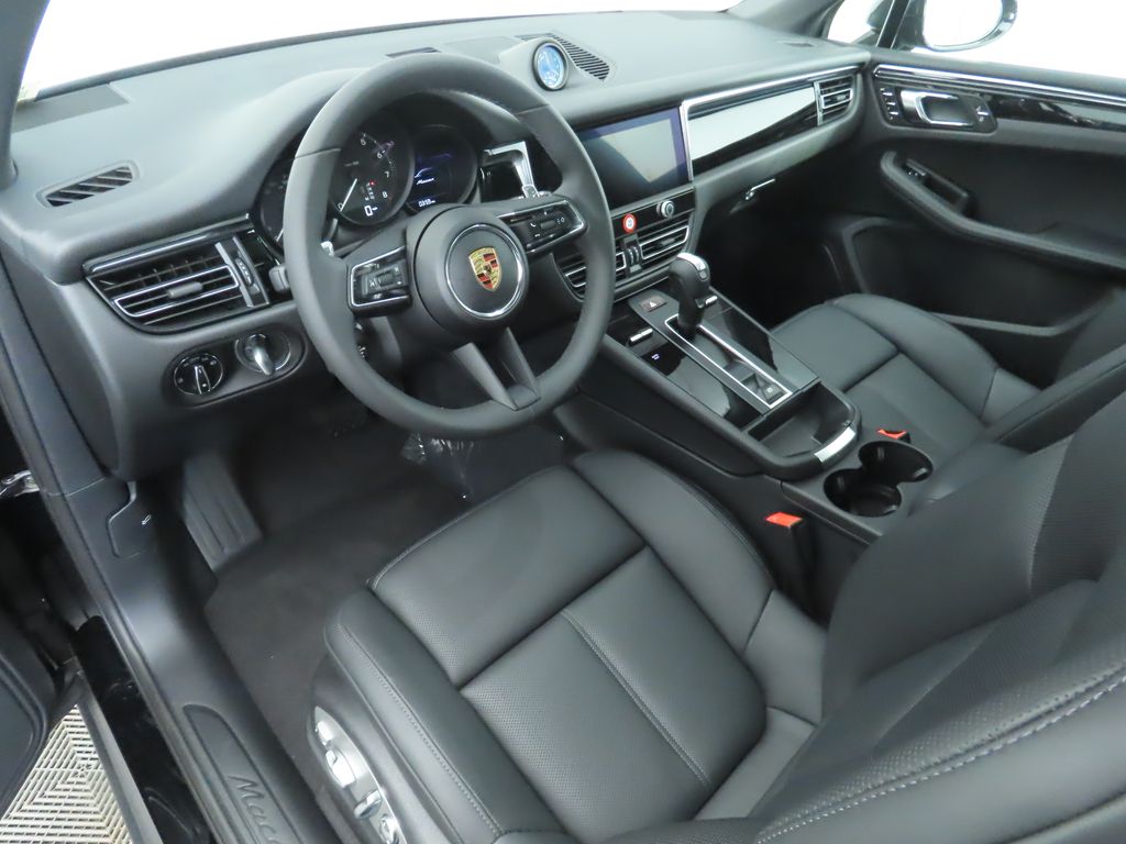 Thumbnail: 2025 Porsche Macan - 4