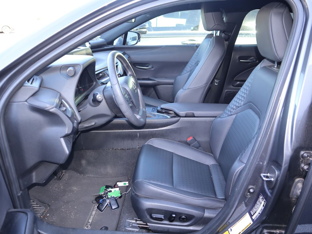 Thumbnail: 2022 Lexus UX - 9