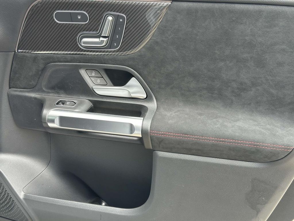 Thumbnail: 2025 Mercedes-Benz GLB - 17