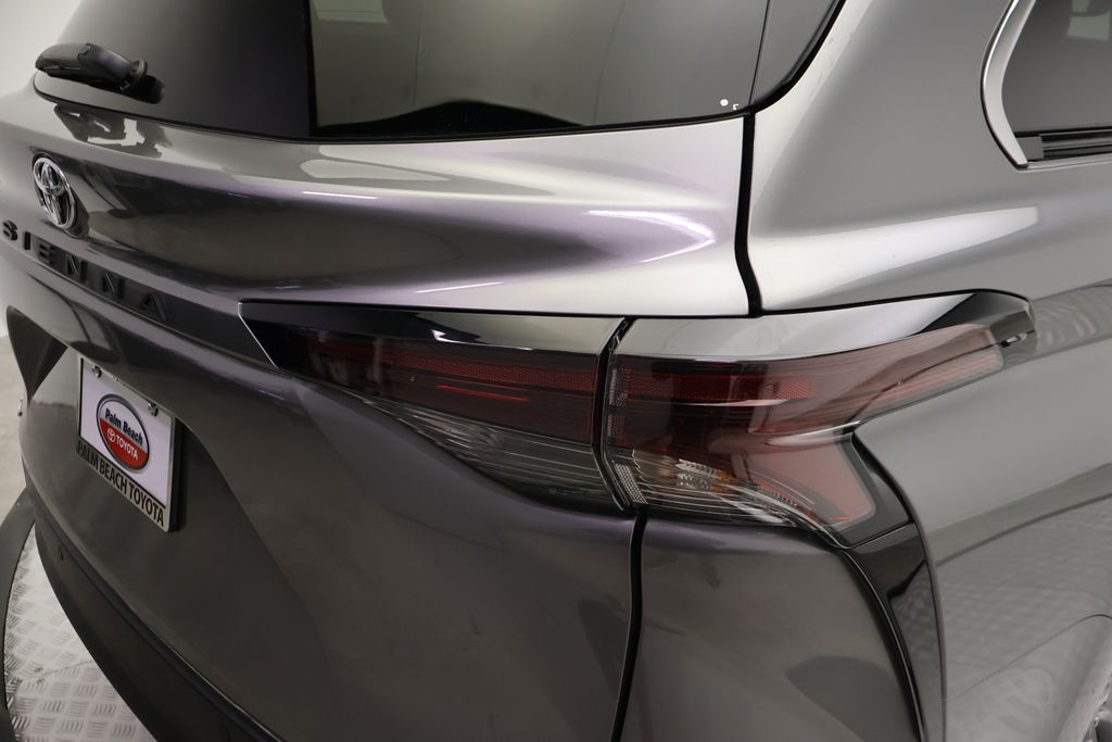 Thumbnail: 2026 Toyota Sienna - 9