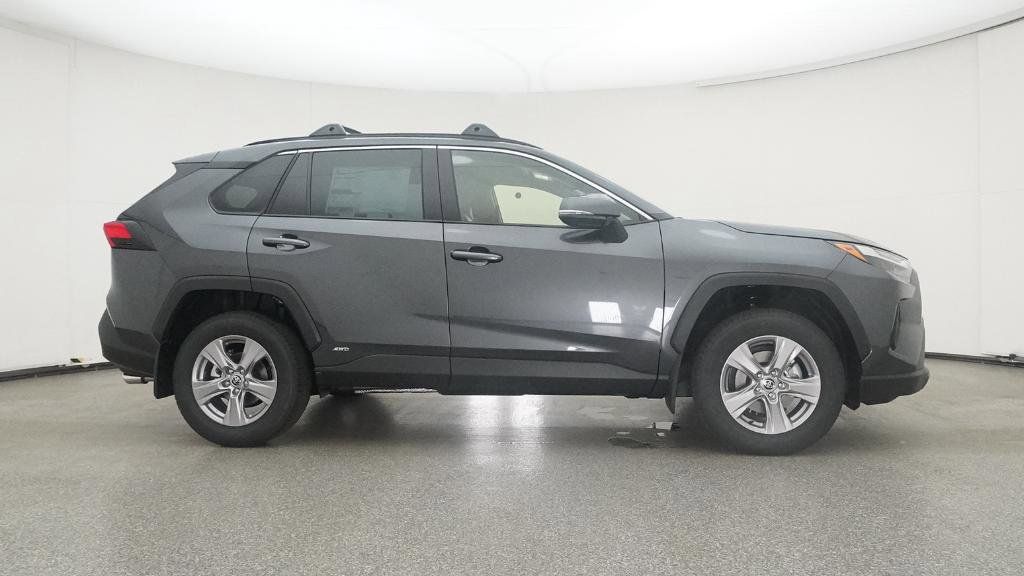 2025 Toyota RAV4 XLE 18
