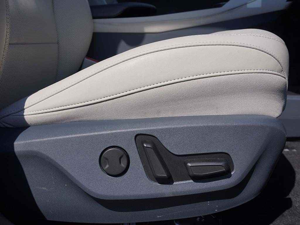 Used 2024 White Kia Wind image 29