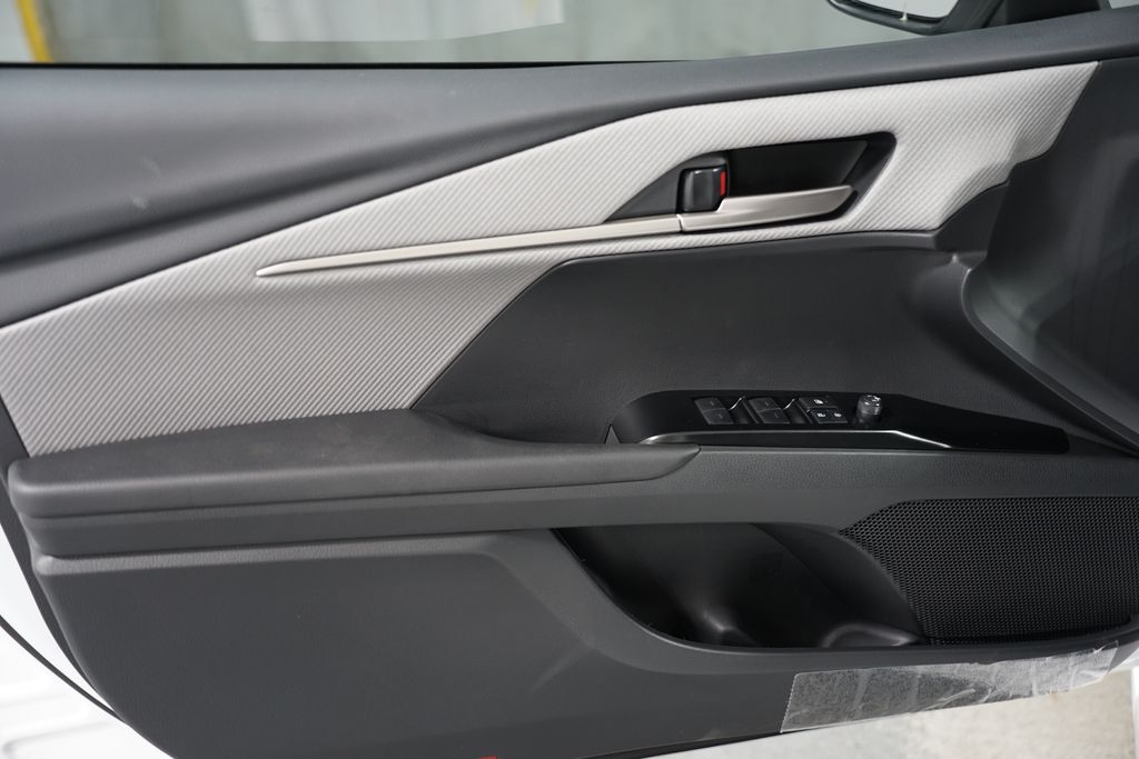 2025 Toyota Camry SE 31