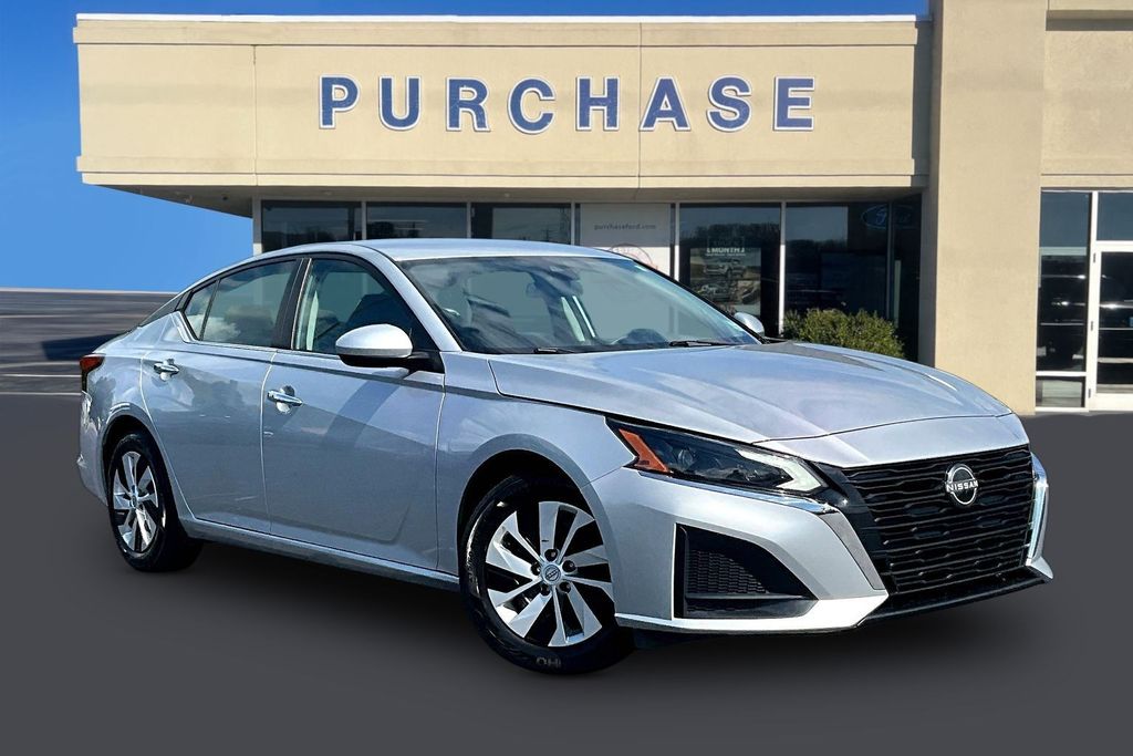 Brilliant Silver Metallic 2023 Nissan Altima Sedan Front-Wheel Drive Continuously Variable Transmission