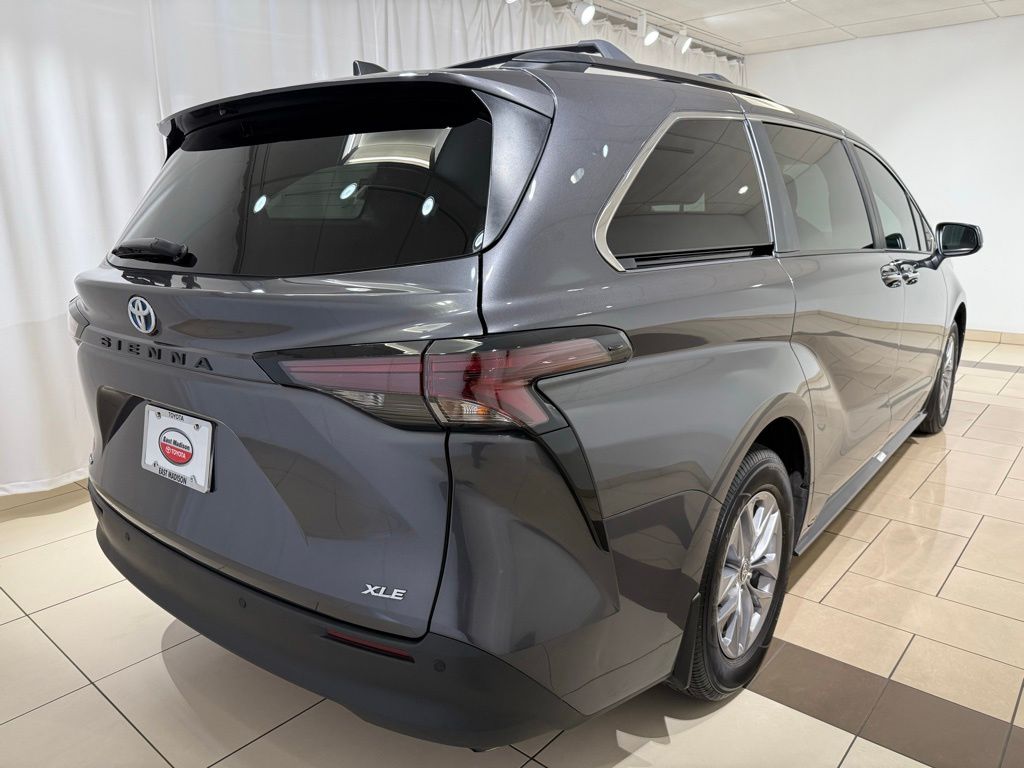 Thumbnail: 2025 Toyota Sienna - 5