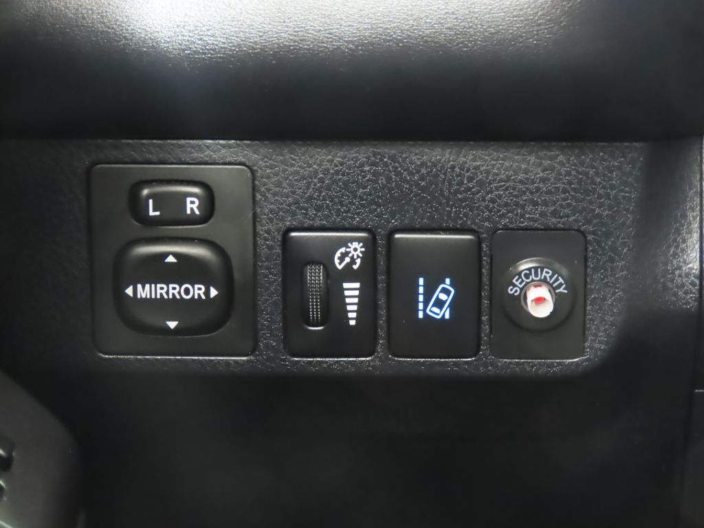 Thumbnail: 2018 Toyota RAV4 - 20